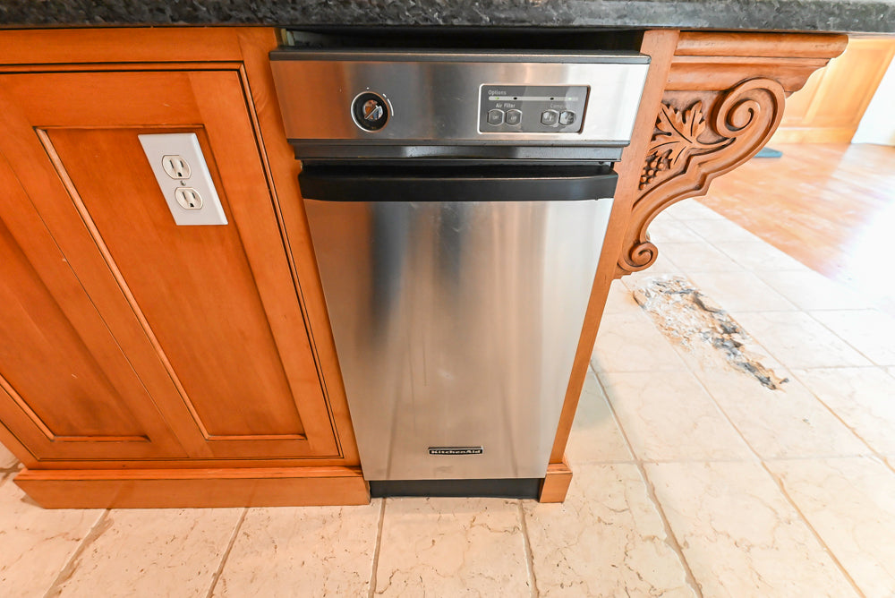 Traditional Wooden Kitchen with Granite Countertops and Complete Appliance Package