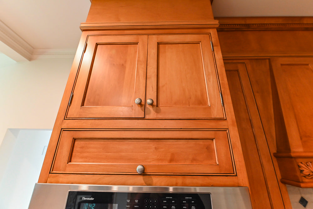 Traditional Wooden Kitchen with Granite Countertops and Complete Appliance Package