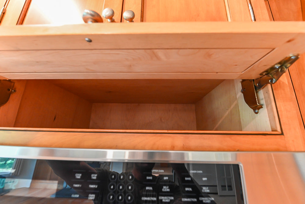 Traditional Wooden Kitchen with Granite Countertops and Complete Appliance Package