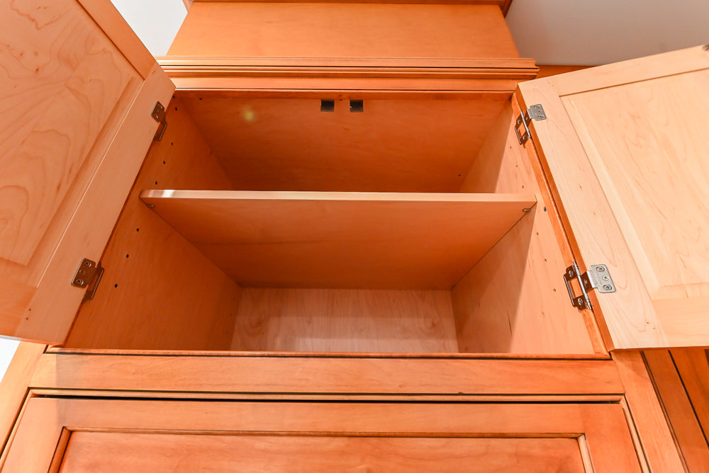 Traditional Wooden Kitchen with Granite Countertops and Complete Appliance Package