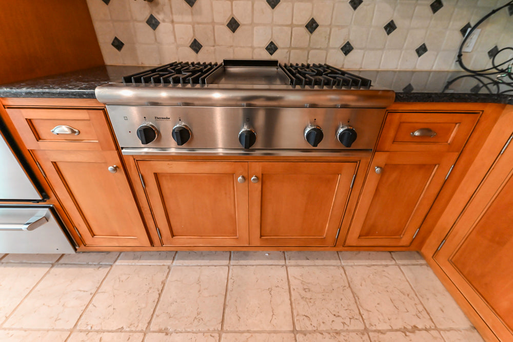 Traditional Wooden Kitchen with Granite Countertops and Complete Appliance Package