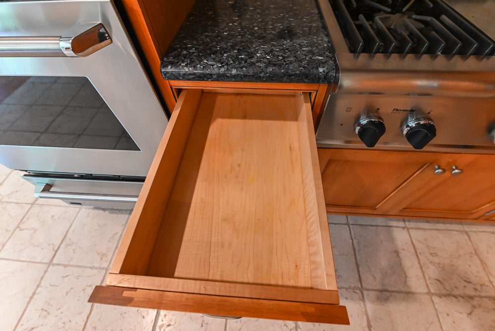Traditional Wooden Kitchen with Granite Countertops and Complete Appliance Package