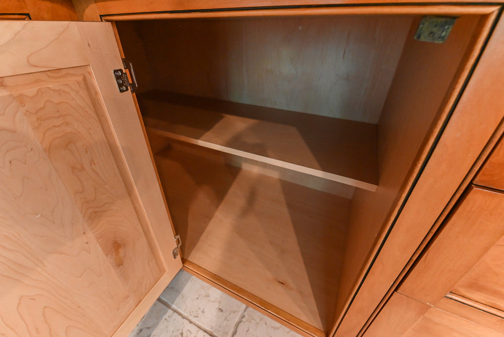 Traditional Wooden Kitchen with Granite Countertops and Complete Appliance Package