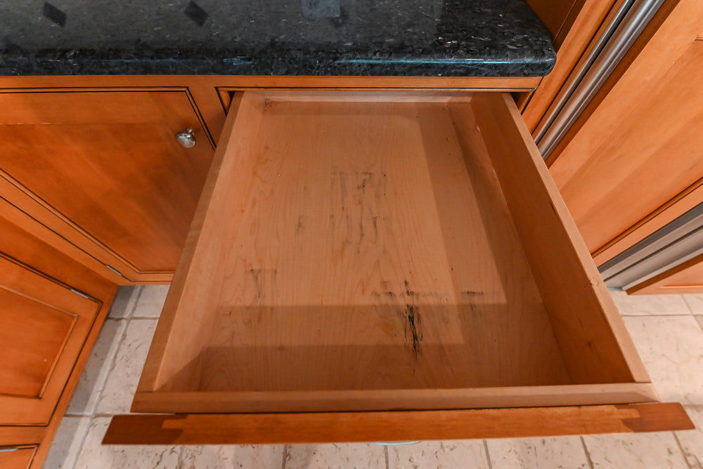 Traditional Wooden Kitchen with Granite Countertops and Complete Appliance Package