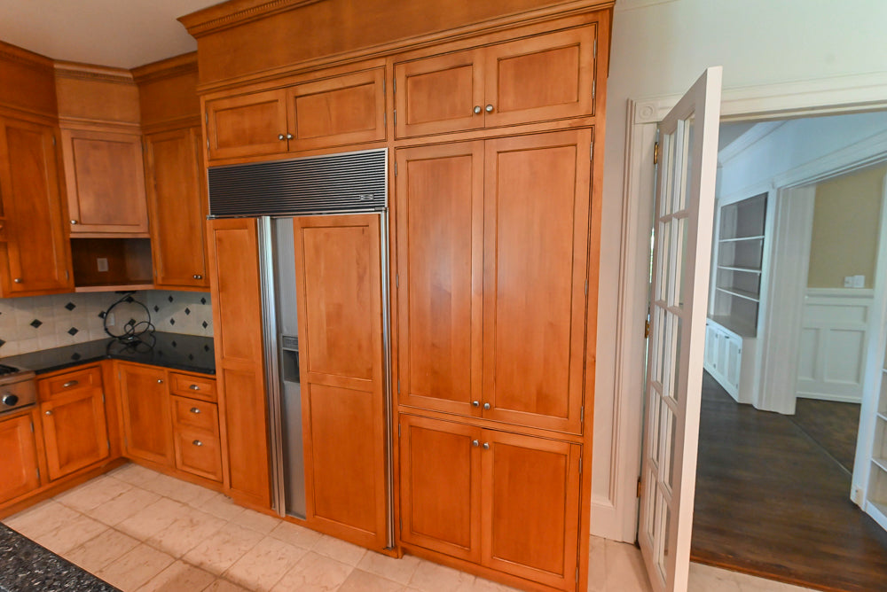 Traditional Wooden Kitchen with Granite Countertops and Complete Appliance Package