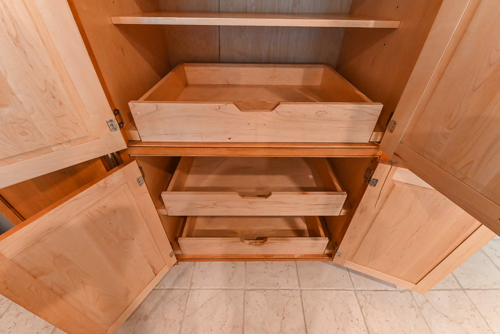 Traditional Wooden Kitchen with Granite Countertops and Complete Appliance Package