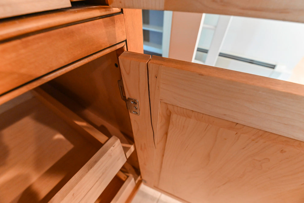 Traditional Wooden Kitchen with Granite Countertops and Complete Appliance Package