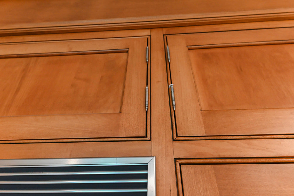 Traditional Wooden Kitchen with Granite Countertops and Complete Appliance Package