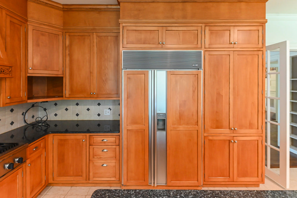 Traditional Wooden Kitchen with Granite Countertops and Complete Appliance Package