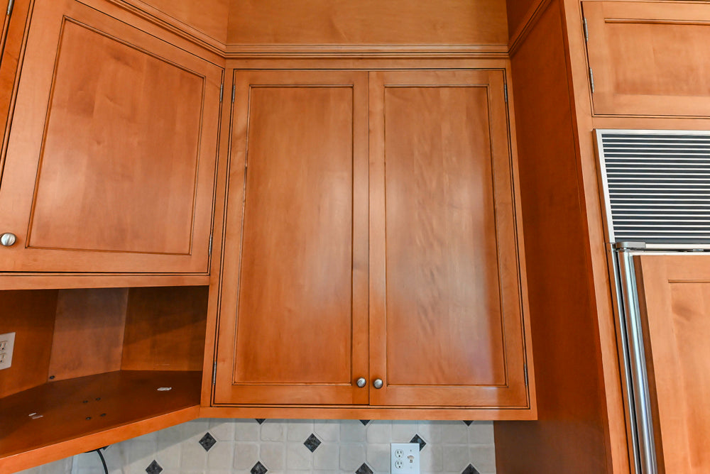 Traditional Wooden Kitchen with Granite Countertops and Complete Appliance Package