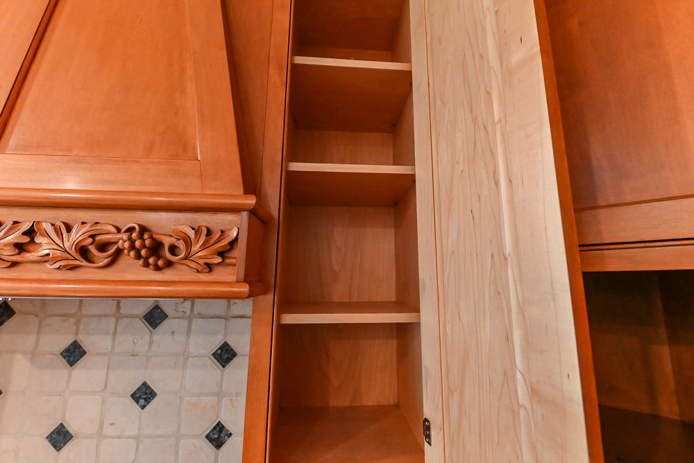 Traditional Wooden Kitchen with Granite Countertops and Complete Appliance Package