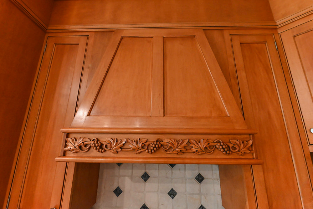 Traditional Wooden Kitchen with Granite Countertops and Complete Appliance Package