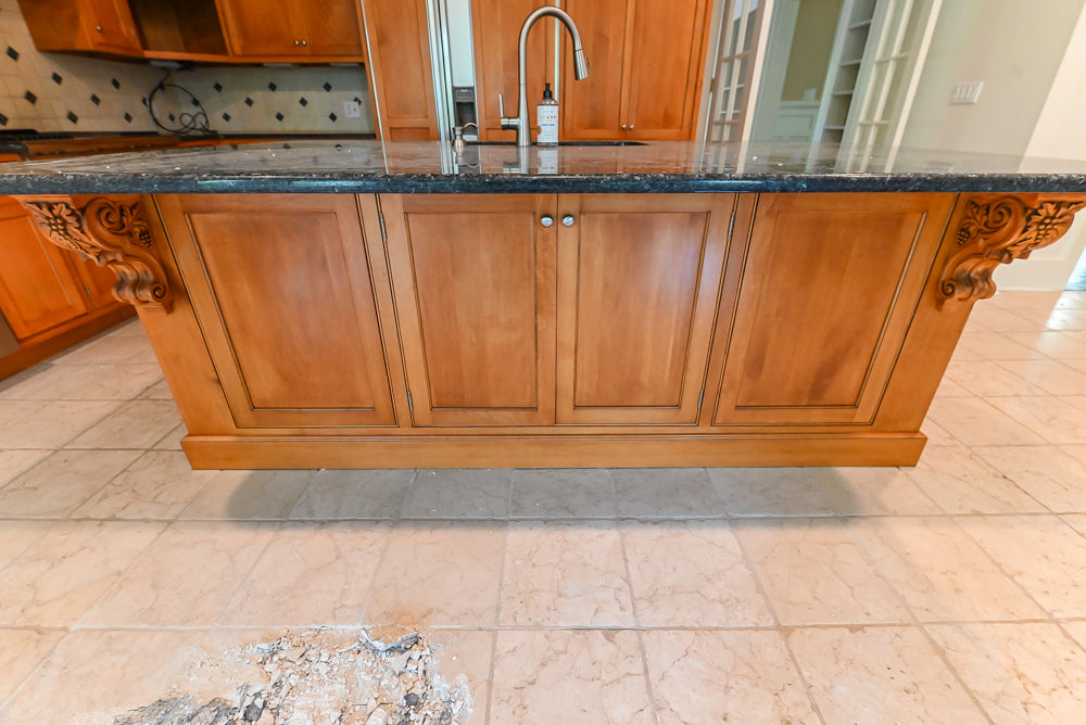 Traditional Wooden Kitchen with Granite Countertops and Complete Appliance Package