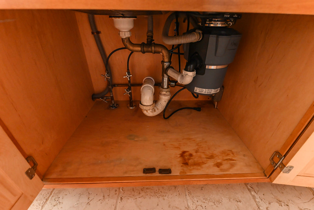 Traditional Wooden Kitchen with Granite Countertops and Complete Appliance Package