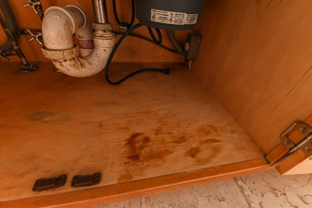 Traditional Wooden Kitchen with Granite Countertops and Complete Appliance Package