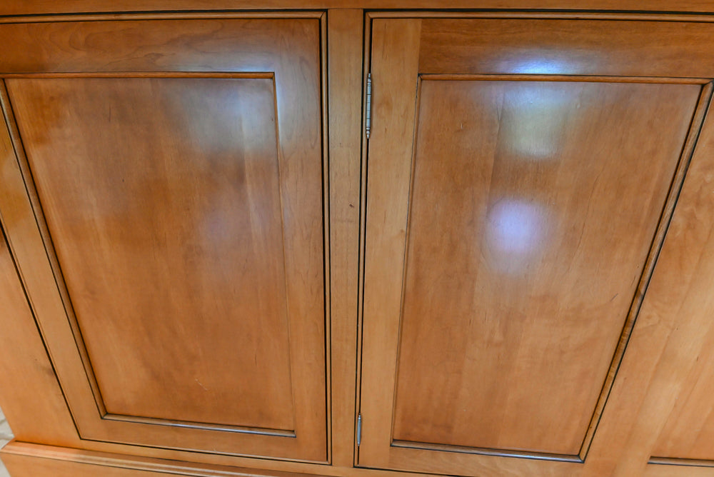 Traditional Wooden Kitchen with Granite Countertops and Complete Appliance Package