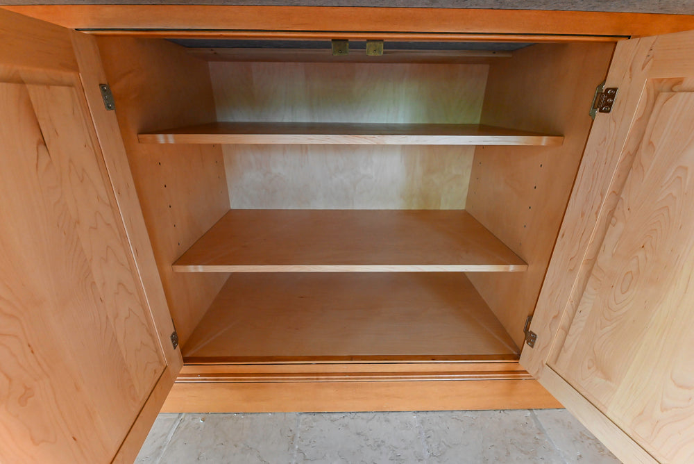 Traditional Wooden Kitchen with Granite Countertops and Complete Appliance Package