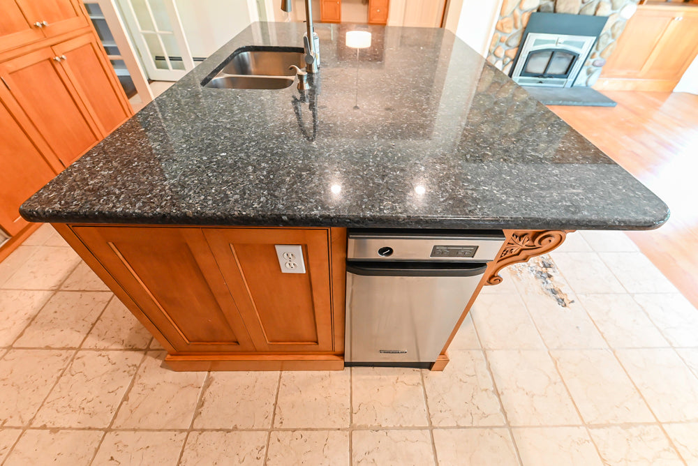 Traditional Wooden Kitchen with Granite Countertops and Complete Appliance Package