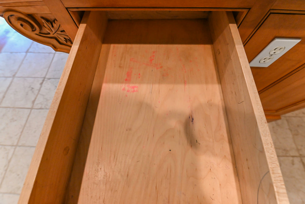 Traditional Wooden Kitchen with Granite Countertops and Complete Appliance Package