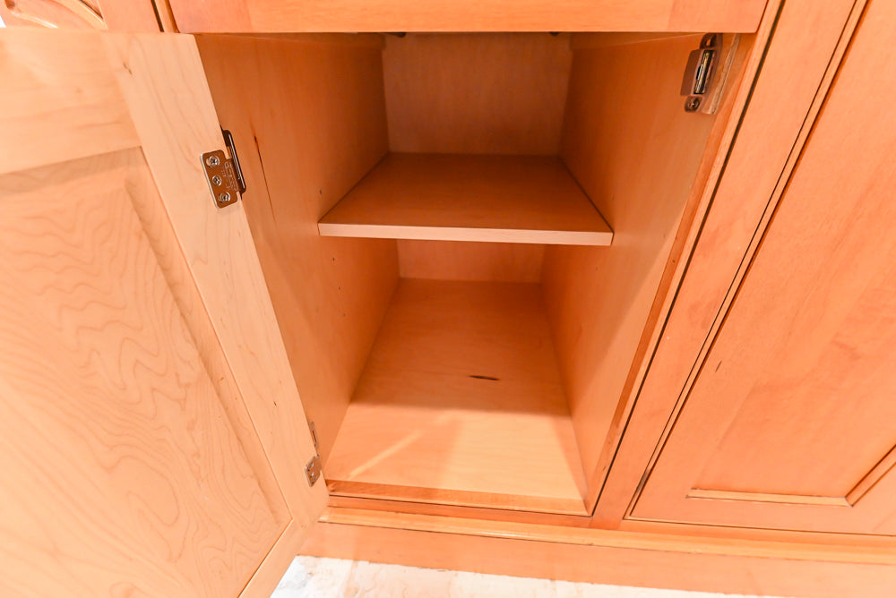 Traditional Wooden Kitchen with Granite Countertops and Complete Appliance Package