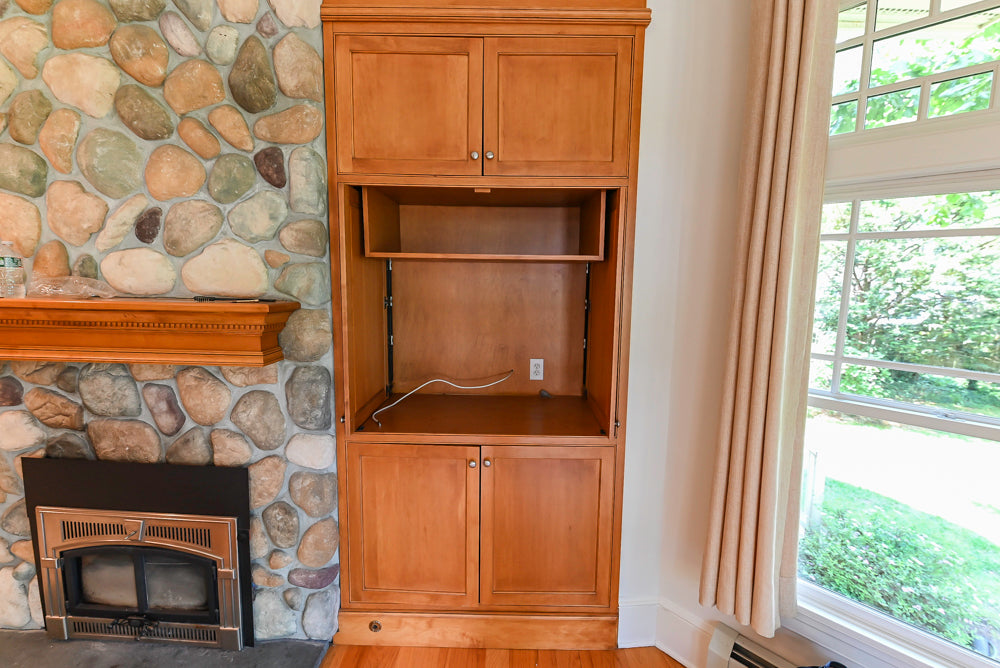 Traditional Wooden Kitchen with Granite Countertops and Complete Appliance Package