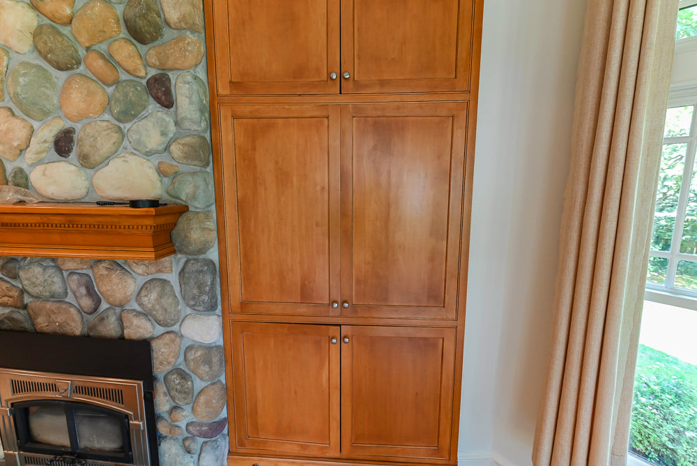 Traditional Wooden Kitchen with Granite Countertops and Complete Appliance Package