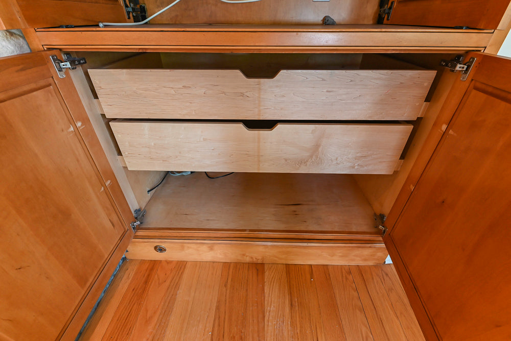 Traditional Wooden Kitchen with Granite Countertops and Complete Appliance Package