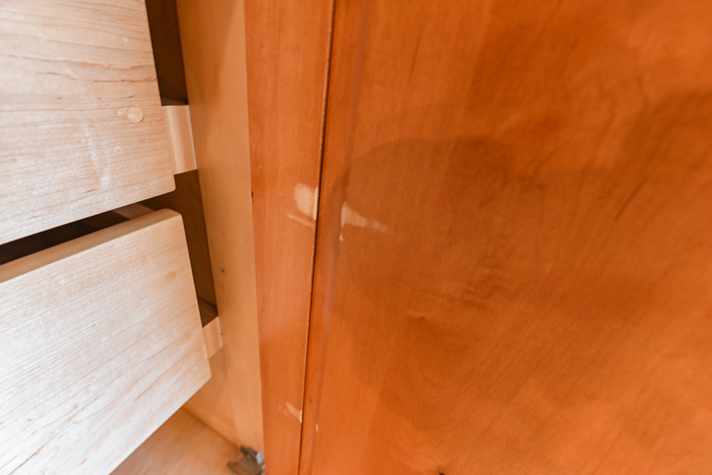 Traditional Wooden Kitchen with Granite Countertops and Complete Appliance Package