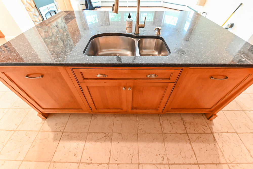 Traditional Wooden Kitchen with Granite Countertops and Complete Appliance Package