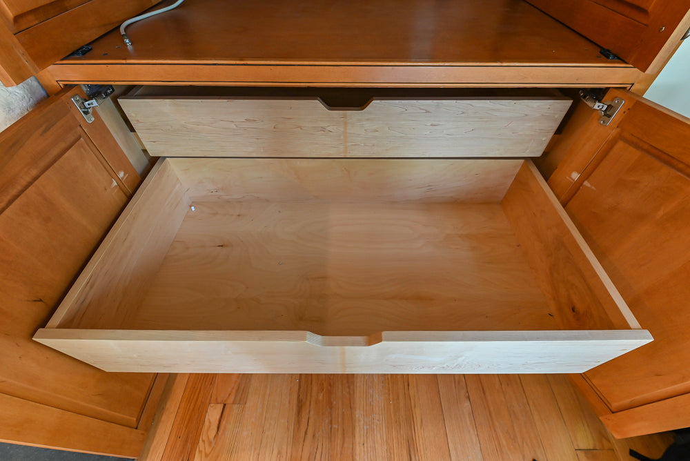 Traditional Wooden Kitchen with Granite Countertops and Complete Appliance Package