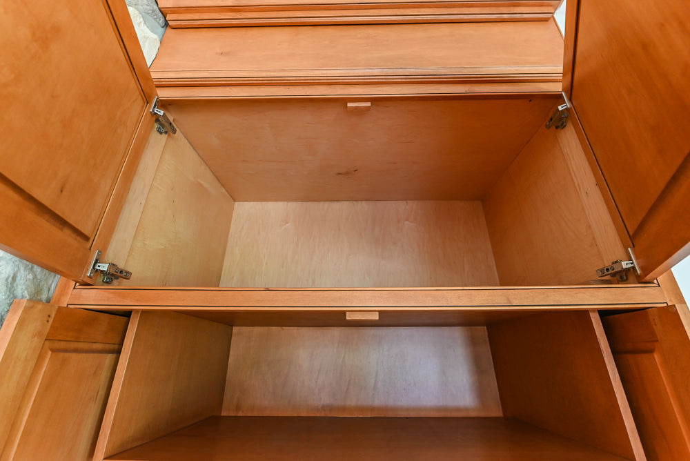 Traditional Wooden Kitchen with Granite Countertops and Complete Appliance Package