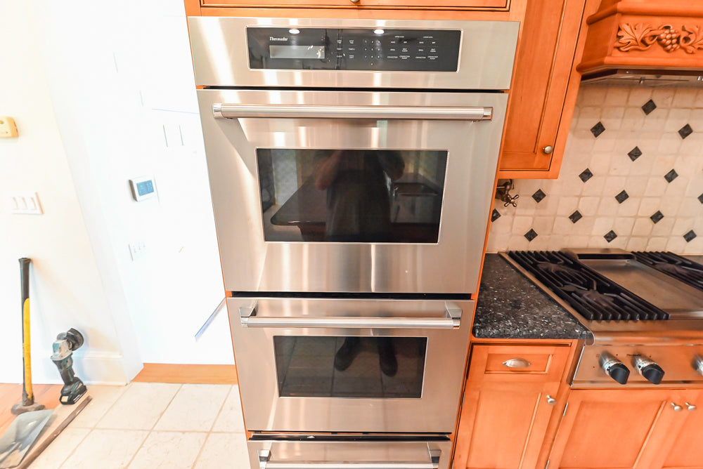 Traditional Wooden Kitchen with Granite Countertops and Complete Appliance Package