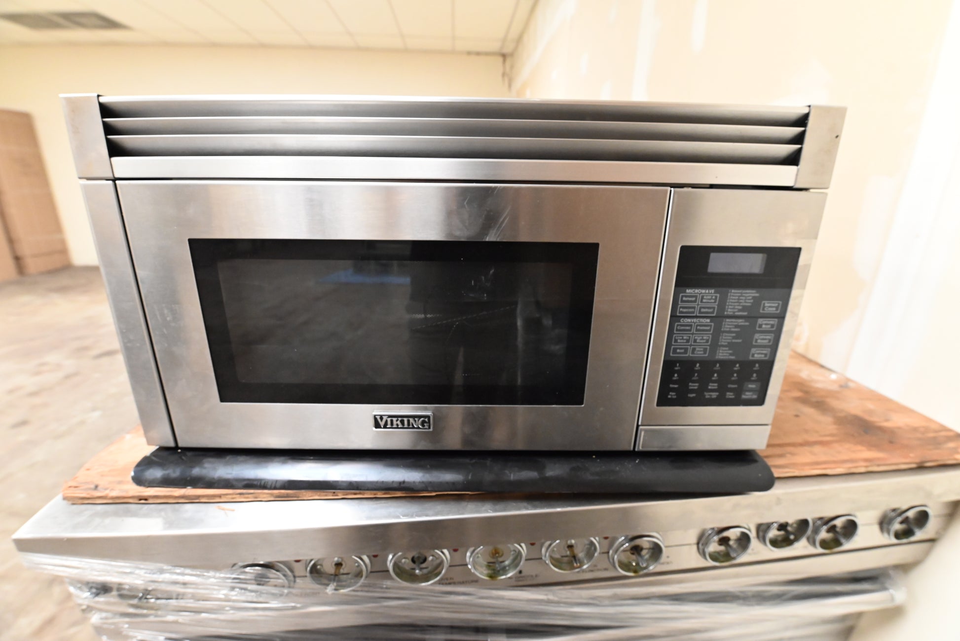 Viking RVMHC330SS 30" Stainless Steel Over the Range Microwave