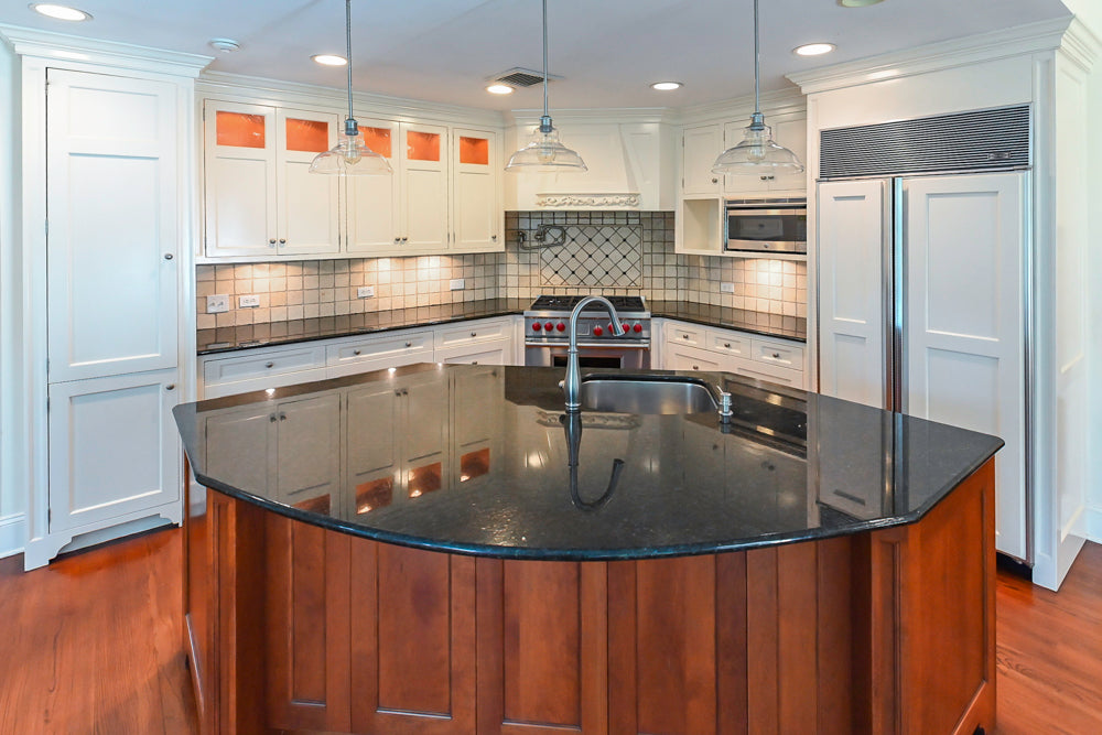 ÒThe LangdonÓ Traditional White Kitchen with Wood Island