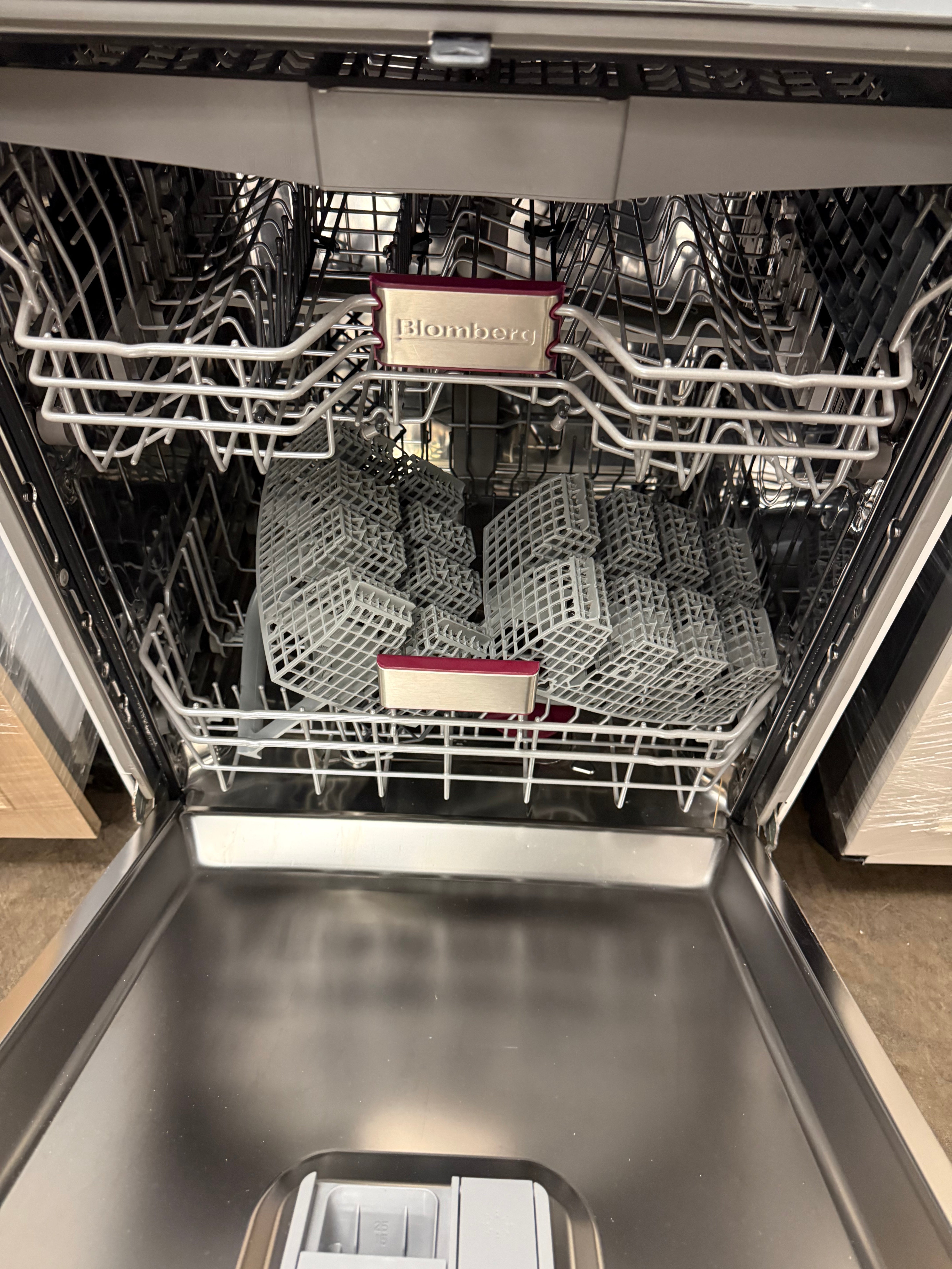 Blomberg DWT 81800 FBI 24" Paneled Dishwasher, Pre-Owned