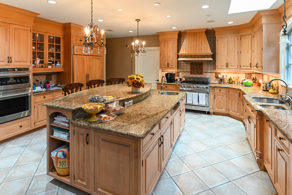Quality Custom Traditional Natural Wooden Pre-Owned Kitchen with Island and Appliances