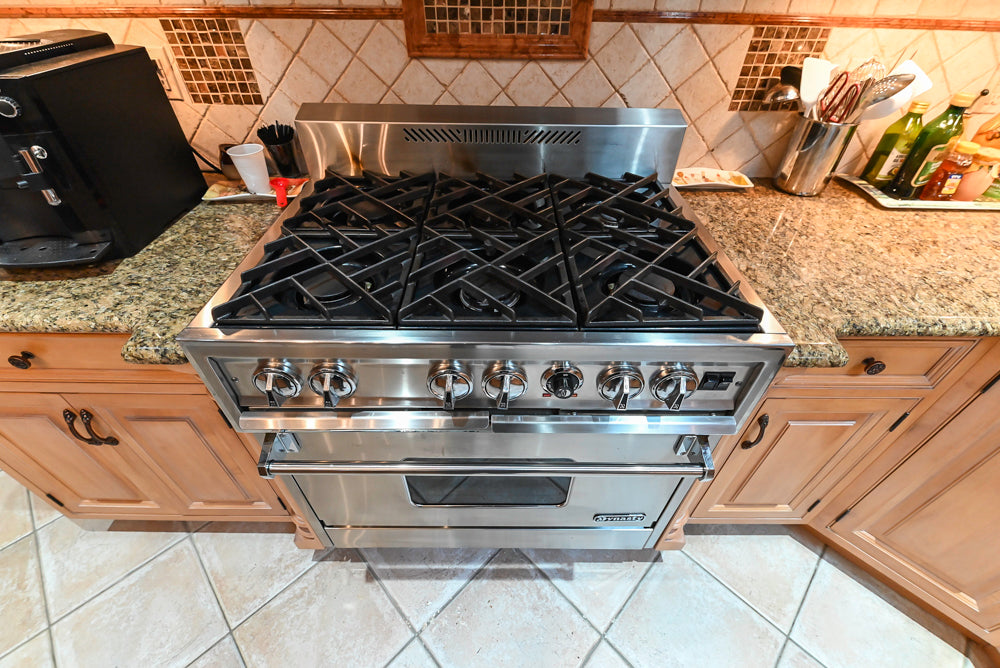 Quality Custom Traditional Natural Wooden Kitchen with Island and Appliances