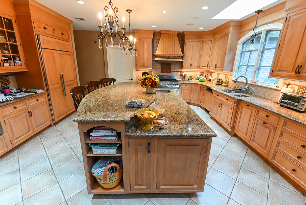 Quality Custom Traditional Natural Wooden Kitchen with Island and Appliances