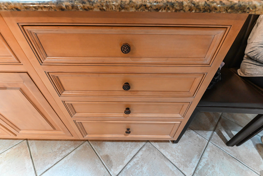Quality Custom Traditional Natural Wooden Kitchen with Island and Appliances
