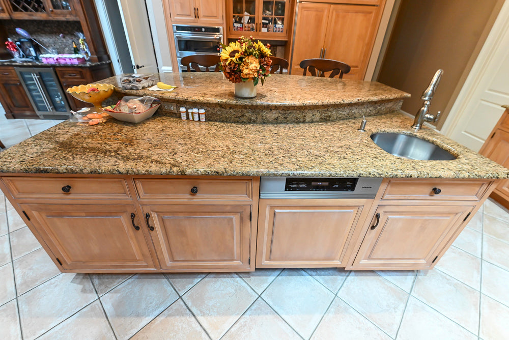 Quality Custom Traditional Natural Wooden Kitchen with Island and Appliances