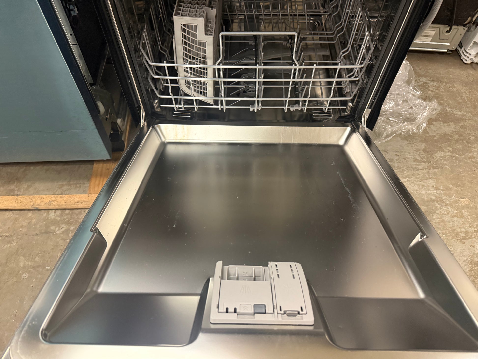 Bosch 300 Series SHXM63WS5N 24" Stainless Steel Dishwasher, Pre-Owned