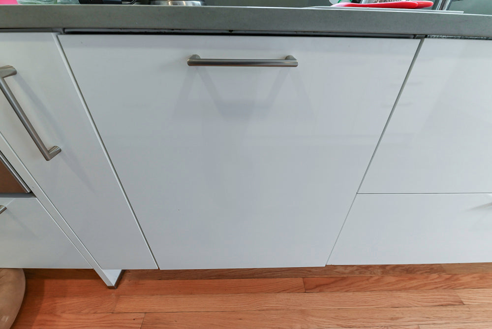 Nobilia Modern White Kitchen with Grey Stone Countertops, Island and Bosch Appliances