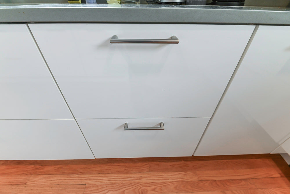 Nobilia Modern White Kitchen with Grey Stone Countertops, Island and Bosch Appliances