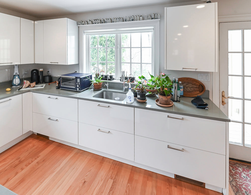 Nobilia Modern White Kitchen with Grey Stone Countertops, Island and Bosch Appliances