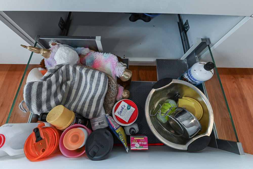 Nobilia Modern White Kitchen with Grey Stone Countertops, Island and Bosch Appliances
