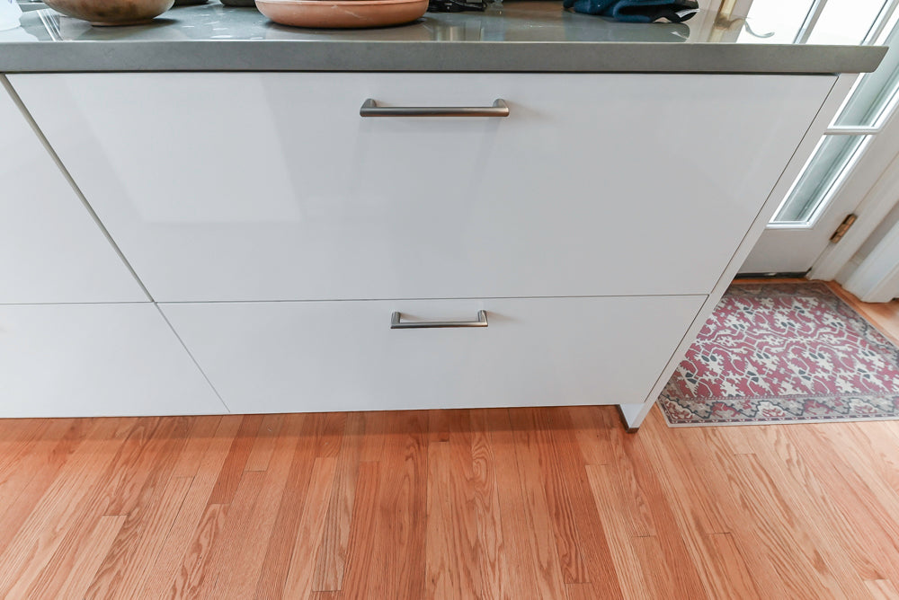 Nobilia Modern White Kitchen with Grey Stone Countertops, Island and Bosch Appliances