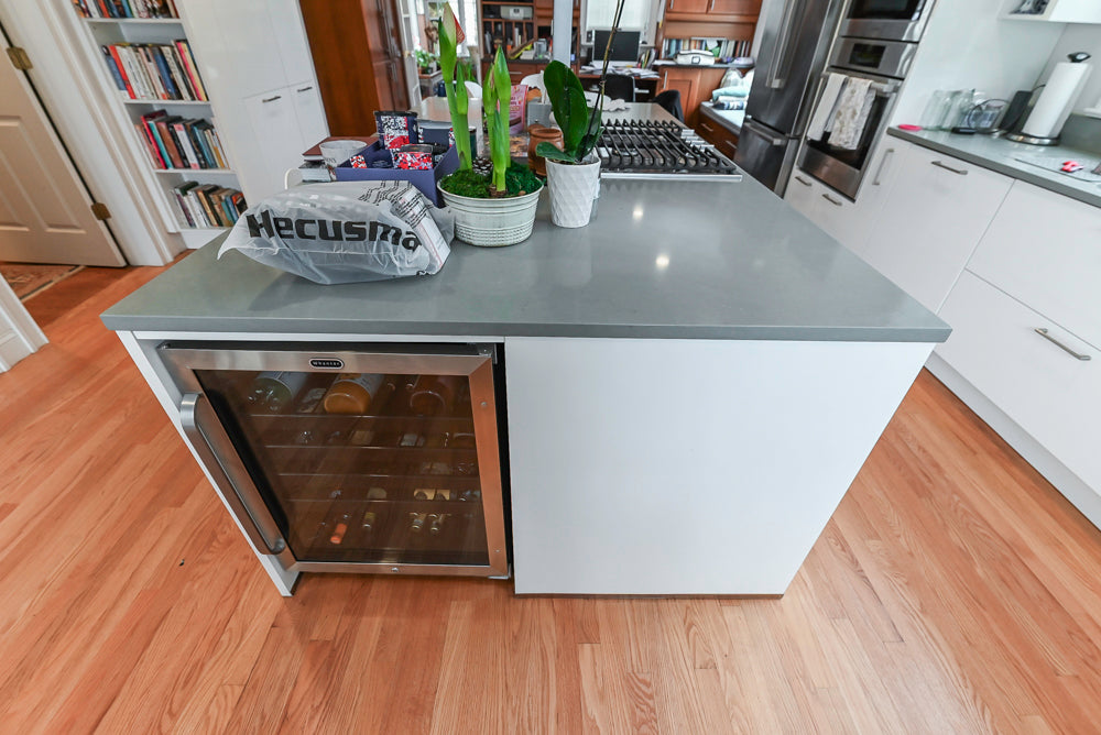 Nobilia Modern White Kitchen with Grey Stone Countertops, Island and Bosch Appliances