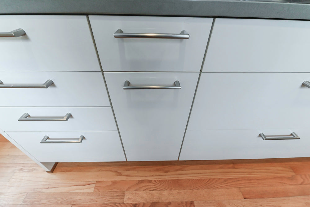 Nobilia Modern White Kitchen with Grey Stone Countertops, Island and Bosch Appliances