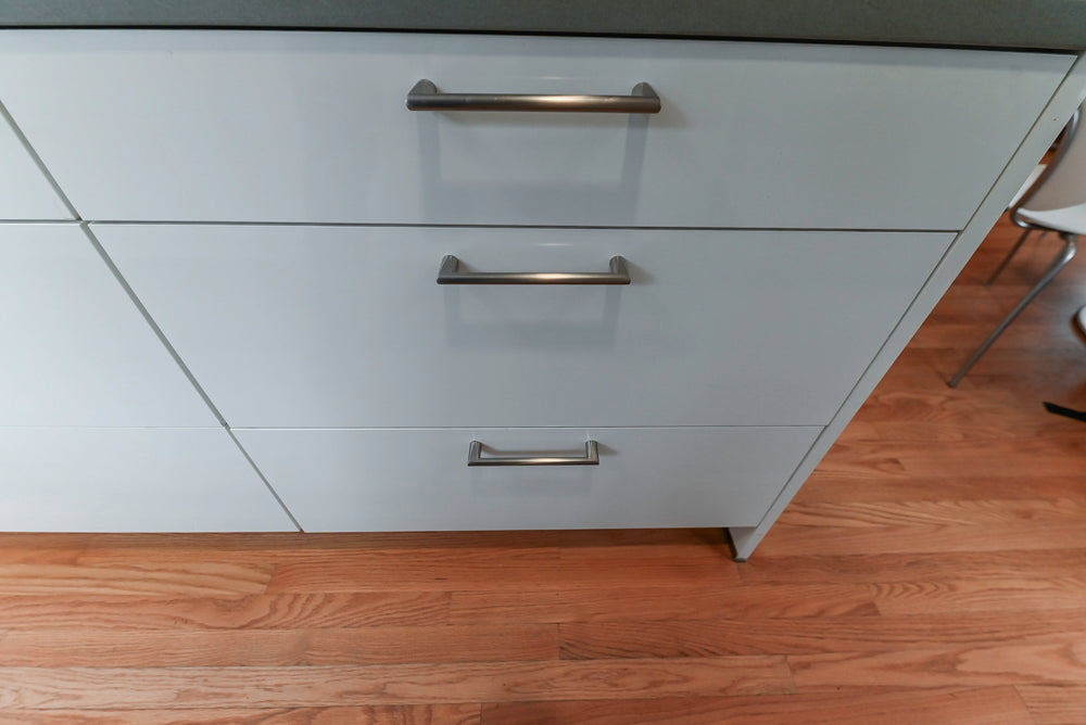 Nobilia Modern White Kitchen with Grey Stone Countertops, Island and Bosch Appliances