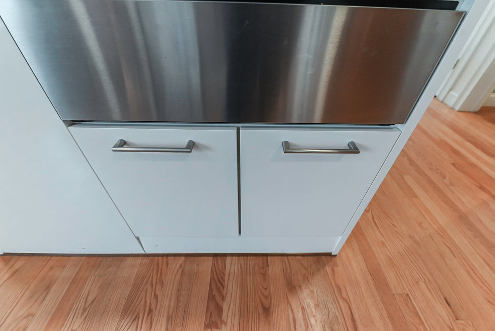 Nobilia Modern White Kitchen with Grey Stone Countertops, Island and Bosch Appliances